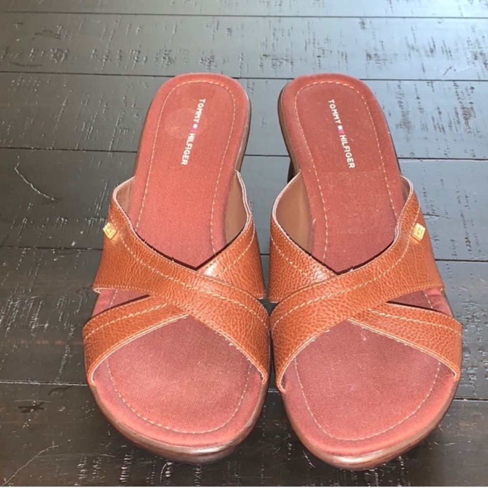 Excellent Preowned Condition Tommy Hilfiger Wedge Sandals Size 8.5. Very Cute